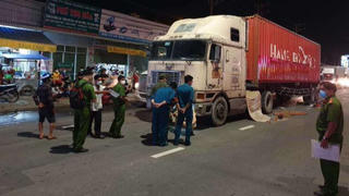 Tin giao thông đến sang 15/6: Đi nhờ xe, hai mẹ con tử vong dưới bánh container; bị 2 ô tô tông liên tiếp, người đàn ông thiệt mạng