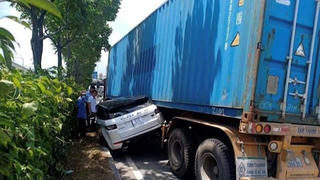Tin giao thông đến sáng 18/6: Nam thanh niên tông xe đang đỗ tử vong; va chạm với container chạy cùng chiều, xe sang biến dạng
