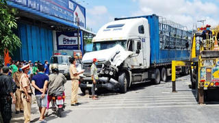 Tin giao thông đến sáng 19/6: Tài xế bị thương khi xe đầu kéo lật; hàng chục cảnh sát lập chốt ngăn tài xế gây tai nạn rồi bỏ chạy