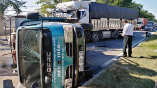 Tin giao thông đến sáng 23/6: Va chạm xe đầu kéo, người phụ nữ tử vong; tông đuôi xe tưới nước, tài xế xe tải mắc kẹt trong cabin