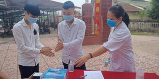 Học sinh lớp 12 tại Bắc Giang trở lại trường