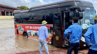 Tin giao thông đến sáng 28/6: Tài xế không chịu đo nồng độ cồn, cố thủ trong xe; xe khách suýt lao xuống phà Gót