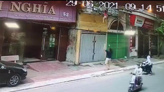 Thót tim cảnh người đàn ông nhanh tay đỡ bé gái rơi từ tầng 2