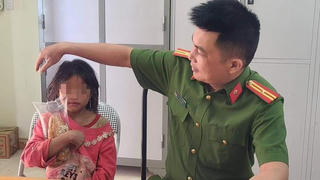 Bé gái bị bỏ đói đi tìm bố mẹ thì bị lạc trong rừng