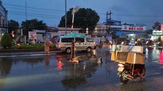 Tin giao thông đến sáng 4/7: Dắt xe máy qua đường, người đàn ông bị xe đầu kéo cán tử vong; xe tải tông xe máy khiến 1 người thiệt mạng