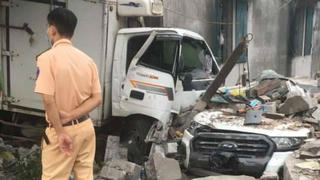 Tin giao thông đến sáng 5/7: Tông vào trụ tiêu, nam thanh niên tử vong; xe tải đâm bẹp ô tô bán tải đỗ trong nhà