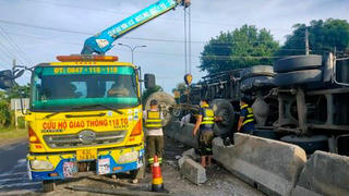 Tin giao thông đến sáng 11/7: Loạt xe tải bị lật, 2 tài xế bị thương