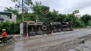 Tin giao thông đến sáng 12/7: Lao xe máy lên vỉa hè, nam thanh niên tử nạn; lật xe container, axit photphoric tràn ra đường