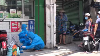 Bà nội bịn rịn khóc nhìn cháu đi cách ly