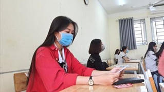 Thực hiện nghiêm quy định phòng dịch khi trả phiếu báo điểm cho thí sinh tốt nghiệp THPT