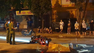 Tin giao thông đến sáng 22/7: Truy tìm tài xế ô tô cán chết người rồi bỏ chạy; lao vào xe tải, 2 nam thanh niên nguy kịch