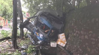 Tin giao thông đến sáng ngày 24/7: Loạt tai nạn xe tải, tài xế mắc kẹt trong cabin, 2 người tử vong