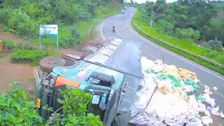 Tin giao thông đến sáng 4/8: Hai ô tô mất lái lật nghiêng; xe khách nghi gây tai nạn chết người rồi bỏ chạy