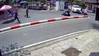 Xót xa cán bộ kiểm dịch ngất xỉu khi qua đường