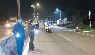 Tin giao thông đến sáng 7/8: Liên tiếp vụ công an bị xe tông khi làm nhiệm vụ, tài xế say xỉn húc văng rào kiểm dịch