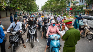 Hà Nội ùn ứ ngày đầu thực hiện kiểm tra giấy đi đường