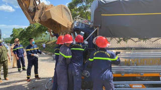 Tin giao thông đến sáng 9/8: Huy động máy xúc phá cabin đưa thi thể tài xế ra ngoài; va chạm với xe đầu kéo, người đàn ông tử vong