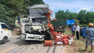 Tin giao thông đến sáng 13/8: Tài xế tử vong khi ô tô tải tông đầu xe đầu kéo; xe Toyota Vios phóng ngược chiều trên Quốc lộ 1