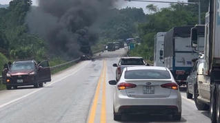 Tin giao thông đến sáng 14/8: Thi thể người đàn ông cạnh xe bồn chở hoá chất; container lật nghiêng khiến phụ xe tử vong