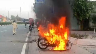 Không xuất trình được giấy đi đường, thanh niên cự cãi công an rồi... đốt xe