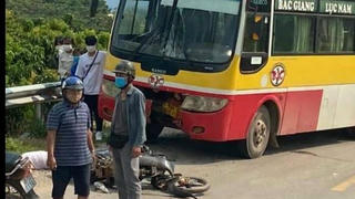 Tin giao thông đến sáng 18/8: Va chạm với xe buýt, người đàn ông đi xe máy tử vong; xe chở dầu lao xuống suối, tài xế bị thương