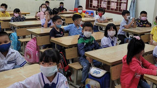 Học sinh lớp 1 đeo khẩu trang, sát khuẩn trong ngày tựu trường