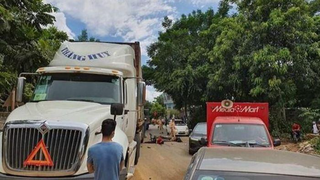 Tin giao thông đến sáng 24/8: 2 người tử vong khi va chạm với xe đầu kéo; xe chở 11 người hết cách ly bốc cháy dữ dội