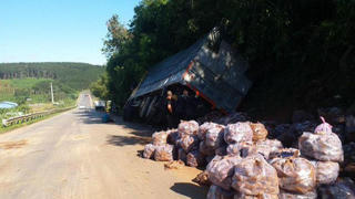 Tin giao thông đến sáng 25/8: Ô tô chở 8 người lao xuống cống; 3 xe tải gặp nạn cùng 1 điểm trong vài chục phút