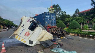 Container tông xe bơm bê tông, 1 người thiệt mạng