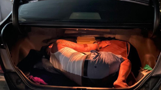 Người đàn ông trốn trong cốp xe nhằm tránh chốt kiểm dịch