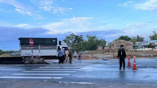 Tin giao thông đến sáng 30/8: Xe máy va chạm taxi, 1 người tử vong; xe tải tông dải phân cách, 2 người thiệt mạng