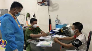 CSGT trả ví tiền với gần 33 triệu đồng cho người đánh rơi