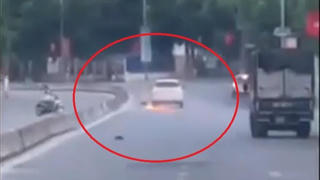 Tin giao thông đến sáng 3/9: Ô tô 'điên' kéo xe máy toé lửa, bỏ chạy sau tai nạn; va chạm với ô tô, 1 người tử vong