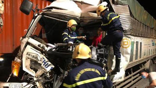 Hàng chục cảnh sát giải cứu tài xế mắc kẹt trong cabin