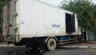 Tin giao thông đến sáng 11/9: Xe đông lạnh mất lái tông vào nhà dân; hai xe tải tông nhau, 4 người gặp nạn