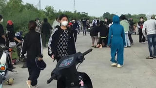 Hàng chục nữ sinh 'hỗn chiến' trên bờ đê