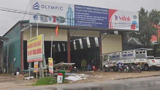 Giám đốc công ty bị máy cán tôn cuốn tử vong