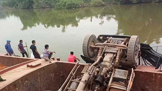 Xe tải lật xuống sông, tài xế mất tích