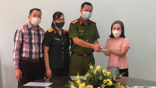 Hai vợ chồng trả lại 40 triệu đồng cho người đánh rơi