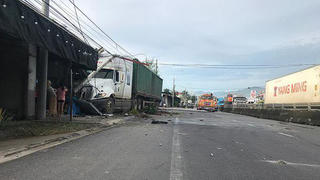 Tin giao thông đến sáng 25/9: Người phụ nữ vừa dọn hàng thì xe đầu kéo lao vào sát người; va chạm với ô tô, 1 người đi xe đạp điện tử vong