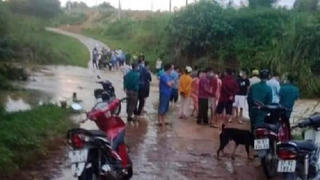 Người đàn ông cùng xe máy bị lũ cuốn tử vong