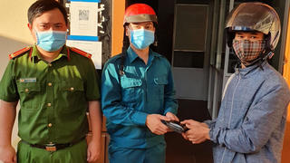 Anh dân quân tự vệ nhặt được tài sản quý trả lại người bị mất