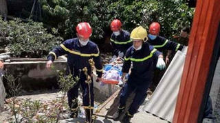 Đang lợp mái tôn, người đàn ông bị điện giật tử vong