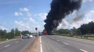 Tin giao thông đến sáng 4/10: Xe máy va chạm ô tô, 1 người tử vong; xe tải tông dải phân cách bốc cháy dữ dội