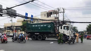 Hai xe máy va chạm, người đàn ông ngã ra đường bị xe chở rác cán tử vong