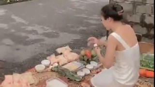 Người phụ nữ trẻ mang vàng, hương đến trước nhà 'con nợ' cúng bái