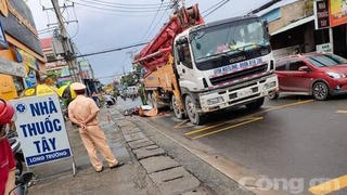 Xe bơm bê tông đi vào đường cấm cán 1 người tử vong