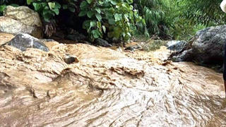 Hai người bị mưa lũ cuốn mất tích