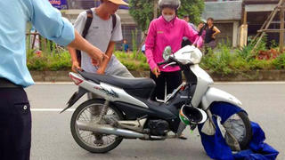 Lưu ý để tránh tai nạn thương tâm do áo đi mưa