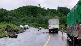 Tin giao thông đến sáng 12/10: Xe máy va chạm xe tải, người đàn ông tử vong; xe cứu hộ tông ô con, 2 người bị thương